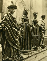 Bronzestatuen in der Hofkirche, Innsbruck, Tirol, Österreich, ca. 1935