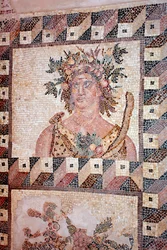 Büste des Frühlings - Detail des Vier-Jahreszeiten-Panels - Paphos-Mosaiken, Haus des Dionysos - Ende des 2. Jahrhunderts n. Chr. - Zypern - Personifikation des Frühlings - Detail des Mosaiks der vier Jahreszeiten - Mosaiken von Paphos, Haus des Dionysos -