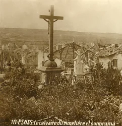 Kalvarienberg auf dem Friedhof von Esnes, Nordfrankreich, ca. 1914-1918