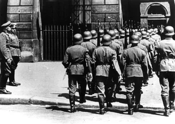 Wachablösung am deutschen Hauptquartier im besetzten Paris, Juni 1940