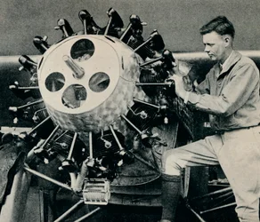 Charles Lindbergh überprüft den Motor seines Flugzeugs vor seinem transatlantischen Flug
