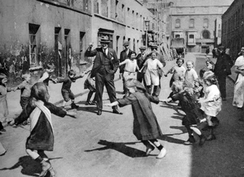Kinder tanzen auf der Straße, London, 1926-1927