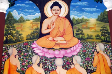 Chua Tu Quang buddhistischer Tempel. Shakyamuni Buddha predigt die Lehre - das Rad des Gesetzes - seinen fünf Jüngern. Vung Tau. Vietnam.