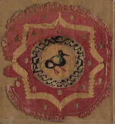 Kreisförmiges Segmentum mit achtzackigem Stern und Vogel, 600-700