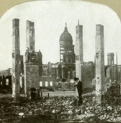 Rathaus - Fotograf im Vordergrund - Hohe Backsteinkamine links stehen geblieben