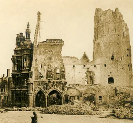 Uhrturm und Hôtel de Ville, Arras, Nordfrankreich, ca. 1914-1918