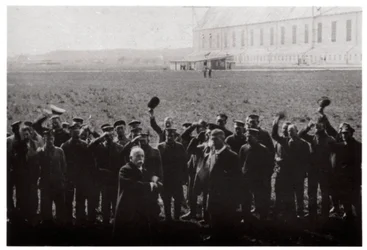 Graf Zeppelin wird von Mitgliedern der Marine-Luftschiffflotte begrüßt, Deutschland, 1914-1917, 1933