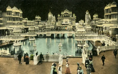 Ehrenhof bei Nacht, Krönungsausstellung, London, 1911.