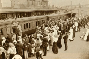 Menschenmengen winken abziehenden Truppen zu, Erster Weltkrieg, Großbritannien