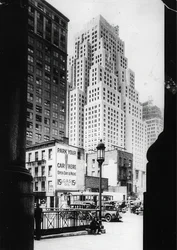 Das 40 Stockwerke hohe Gebäude der Standard Oil Company und rechts im Bild die Zollzentrale, New York