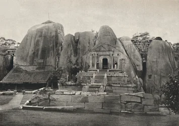 Das Issurumuniya-Felsen-Vihara erbaut von König Devanampiya Tissa im 3. Jahrhundert v. Chr., 1926