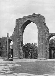 Delhi. Tor der Kutub-Moschee, ca. 1910
