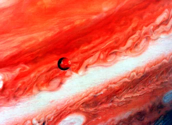Detail von Jupiter und seinem inneren Satelliten Io