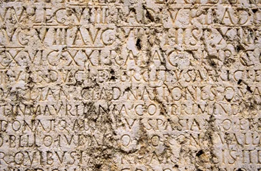 Detail einer Inschrift im römischen Tempelkomplex (Foto)