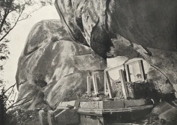 Die Rajagirilena genannte Stelle in den Felsen von Mihintale, wo König Devanampiya Tissa Zellen für