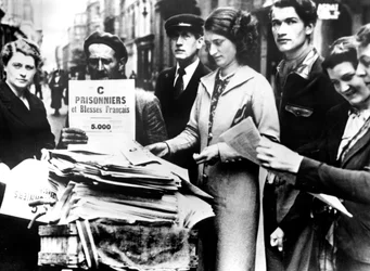 Verteilung der ersten offiziellen Listen der Verwundeten und Gefangenen Franzosen, Paris, 25. Juli 1940