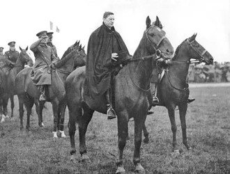 Eamon De Valera bei einer Truppenparade des Irischen Freistaats, Dublin, ca. 1934-1935