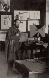 El Lissitzky in seinem Studio in Witebsk, 1919