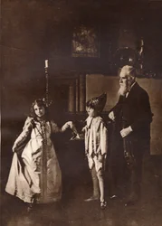 Elizabeth Angela Marguerite Bowes-Lyon bei einer Tanzstunde mit ihrem Bruder, 1909