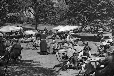 Embankment Gardens, Charing Cross, London, 1926-1927
