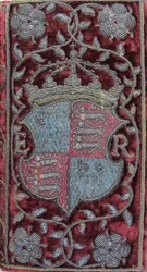 Bestickter Samteinband von John Udalls Predigten mit den Wappen von Elisabeth I., 1596