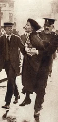 Emmeline Pankhurst wird von Superintendent Rolfe vor dem Buckingham Palace, London, Mai 1914, verhaftet