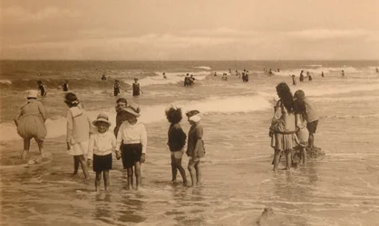 Kinder beim Baden, ca. 1900