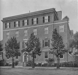 Eingangsfront an der East 57th Street, Haus von Mrs. WK Vanderbilt, New York City, 1924