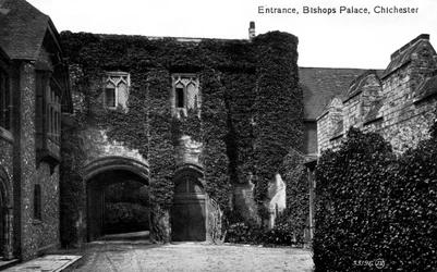 Eingang zum Bischofspalast, Chichester, Sussex, frühes 20. Jahrhundert