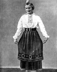 Estnische Frau in traditioneller Kleidung, 1936