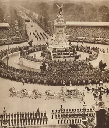 Fanfare von Trompeten, Trommelwirbel, 12. Mai 1937