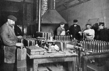 Füllen von Schrapnellgranaten in einer britischen Munitionsfabrik, Erster Weltkrieg, 1914-1918