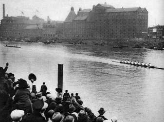 Ziel des Oxford und Cambridge Bootsrennens, London, 1926-1927