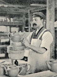 Ausguss an einer Teekanne befestigen, ca. 1917