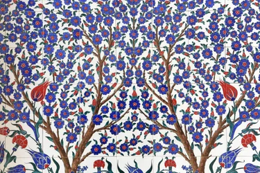 Blumen. Eines der 80 Iznik-Paneele - hochdekorierte Keramikfliesen, die im 16. Jahrhundert beliebt waren - die in Istanbuls kaiserlichen und religiösen Gebäuden deutlich zu sehen sind. Sheikh Zayed Moschee. 1995. Emirat Abu Dhabi
