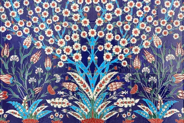 Blumen. Eines der 80 Iznik-Paneele - hochdekorierte Keramikfliesen, die im 16. Jahrhundert beliebt waren - die in Istanbuls kaiserlichen und religiösen Gebäuden deutlich zu sehen sind. Scheich-Zayid-Moschee. 1995. Emirat Abu Dhabi