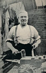 Schmieden einer Klinge, um 1917