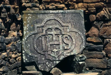 Franco-maçonisches Symbol und Initialen von Christus auf einem Stein, Jesuitenmissionen von San Ignacio Mini in Argentinien, gegründet 1611