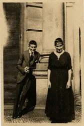 Franz Kafka mit seiner Schwester Ottla vor dem Oppelt-Haus in Prag