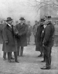 Der französische Präsident Raymond Poincaré trifft General Joseph Joffre, 1914