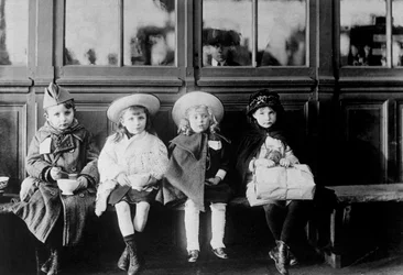 Französische Flüchtlingskinder warten auf einen Zug, 20. Januar 1918