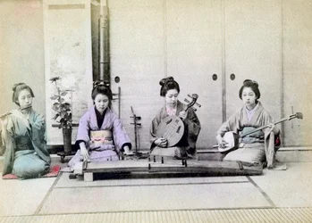 Geisha spielt traditionelle Musikinstrumente, Japan, 1880