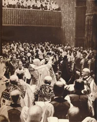 Georg VI. wird am Tag seiner Krönung mit der Krone des heiligen Eduard gekrönt, 1937
