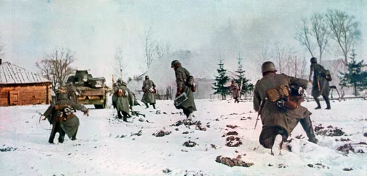 Deutsche Infanteristen folgen einem Panzer in Richtung Moskau im Schnee, Russland