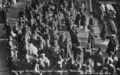 Deutsche Militärgefangene, darunter preußische Wachen in Southend-on-Sea, um 1914-1915