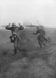 Deutsche Soldaten kapitulieren in der Nähe von Vierzy, südlich von Soissons, 18. Juli 1918