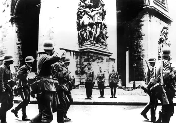 Deutsche Truppen marschieren am Arc de Triomphe vorbei, Paris, 14. Juni 1940