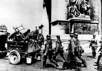 Deutsche Truppen marschieren am Arc de Triomphe vorbei, Paris, Juni 1940