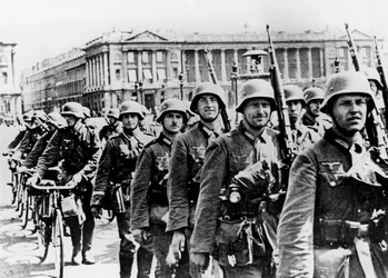 Deutsche Truppen marschieren durch Paris, 17. Juni 1940