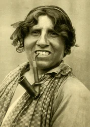 Zigeunerin raucht eine Pfeife, Burgenland, Österreich, ca. 1935